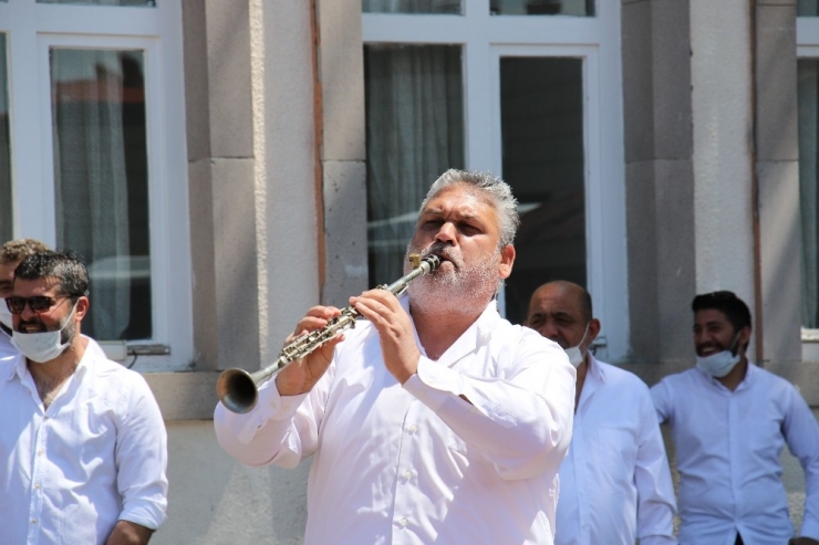 Mamak’ta Sokak Sanatçıları Mahalle Mahalle Gezerek Konser Verdi