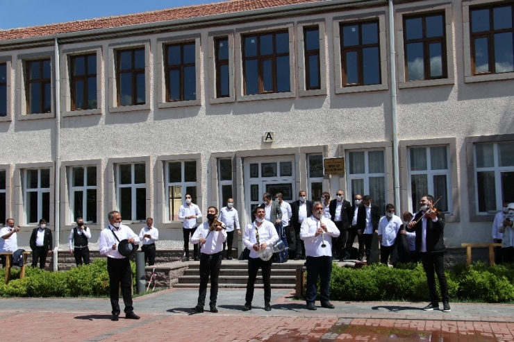 Mamak’ta Sokak Sanatçıları Mahalle Mahalle Gezerek Konser Verdi