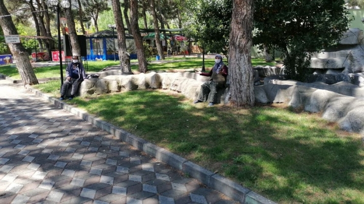 50 Gün Sonra İlk Kez Dışarı Çıktılar