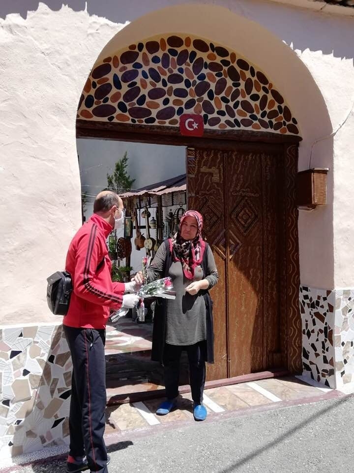 Sokağa Çıkma Kısıtlamasında Anneler Unutulmadı