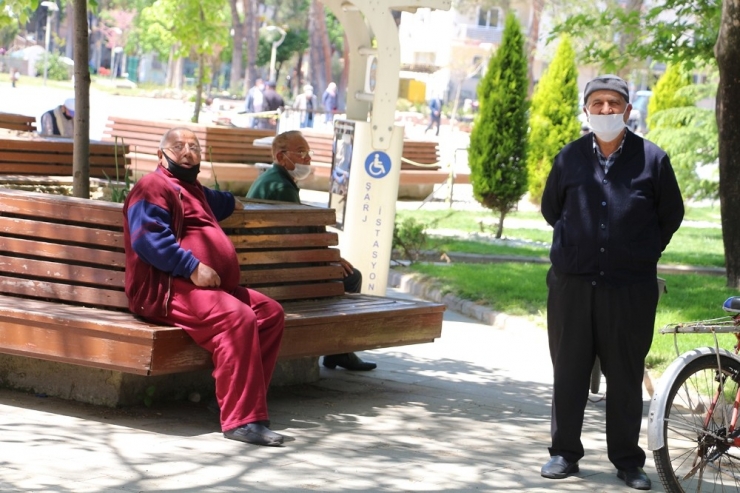 65 Yaş Ve Üzeri Vatandaşlar Sokaklarda