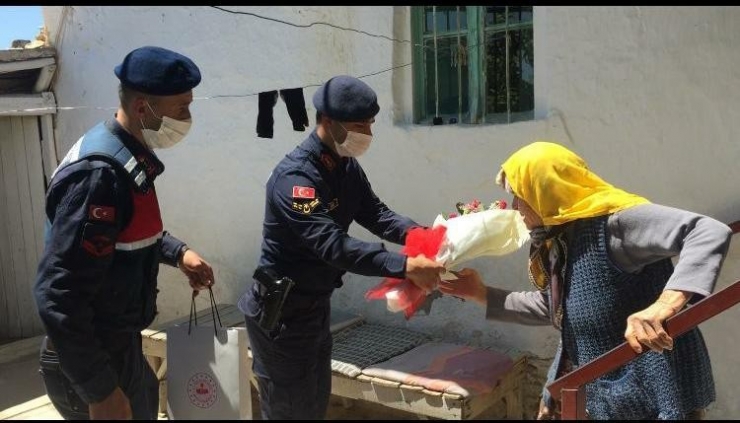 Jandarmadan Şehit Annelerine Anneler Günü Sürprizi