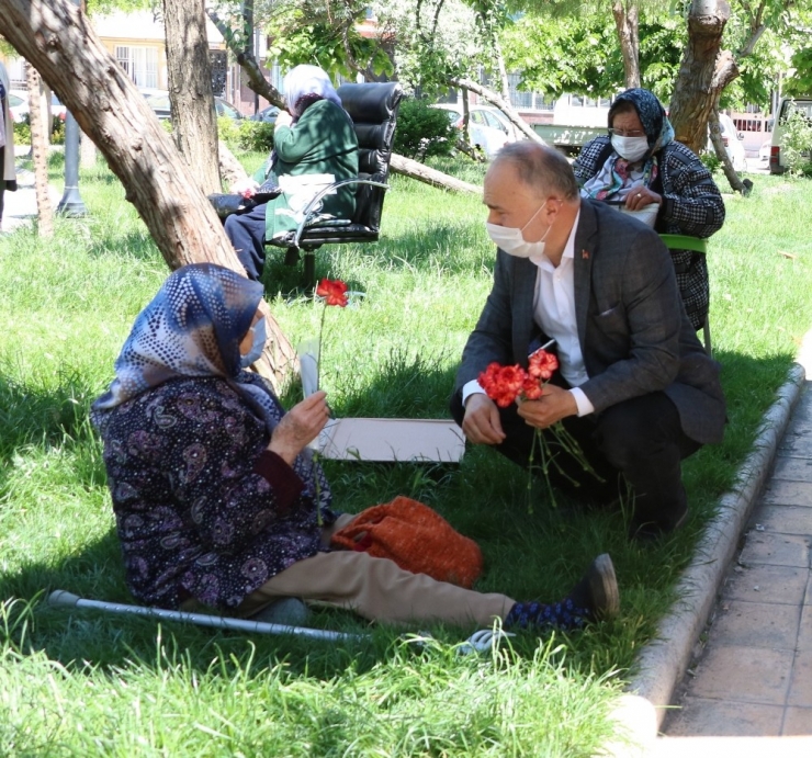 Manisalı Muhtardan Parkta Dolaşan 65 Yaş Üstü Annelere Sürpriz