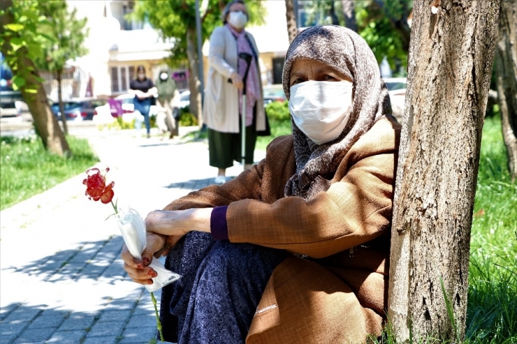Manisalı Muhtardan Parkta Dolaşan 65 Yaş Üstü Annelere Sürpriz