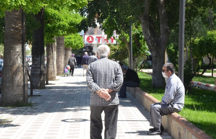 Herkes Evlerinde Onlar Sokakta