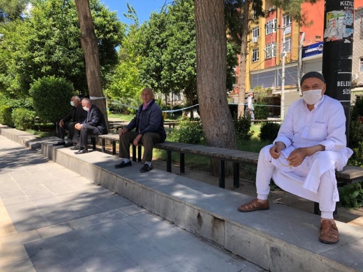 Mardin’de 65 Yaş Üstü Yaşlılar Sokağa Çıktı, Cumhurbaşkanı Erdoğan’a Teşekkür Etti