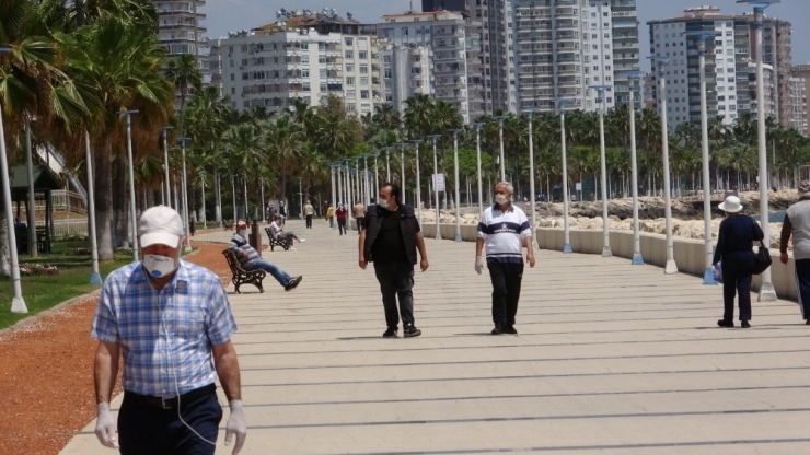 Mersin’de Yaşlılar Sahile Ve Parklara Akın Etti