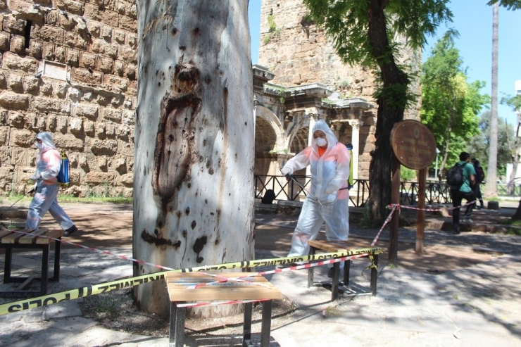 Muratpaşa Belediyesi Yaşlılar İçin Parkları Dezenfekte Etti