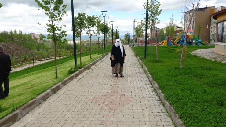 Yaşlılar Parklarda Soluklandı