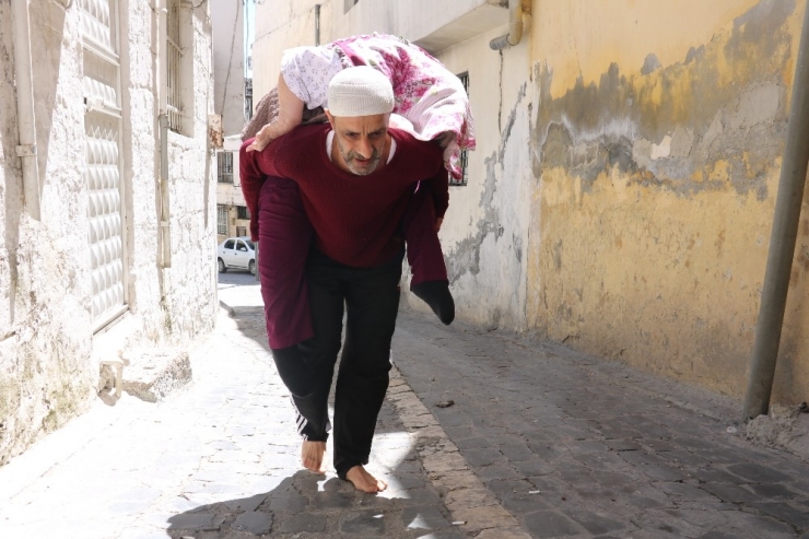 Yatalak Annesini Sırtında Gezdirdi