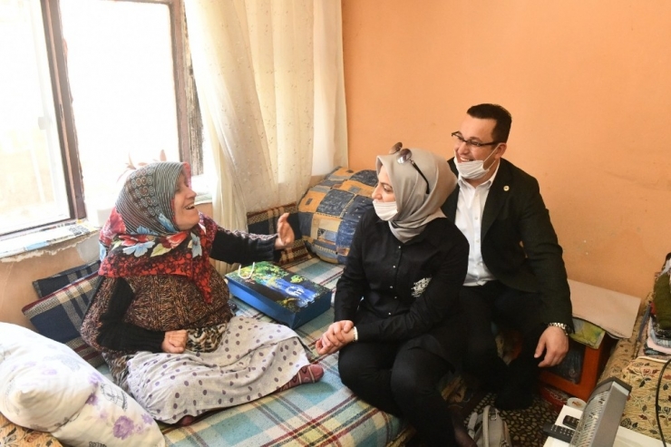 Başkan Anneleri Unutmadı