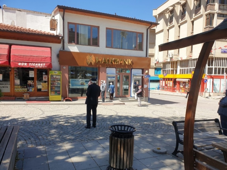 Nallıhan’da Yaşlılar Atm’lere Ve Meydanlara Koştu