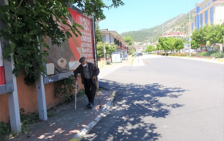 Alanya’da Yaşlıların Sokak Keyfi