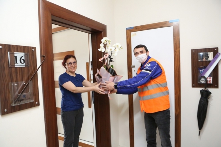 Sağlıkçı Kızdan Sağlıkçı Anneye Özel Kutlama