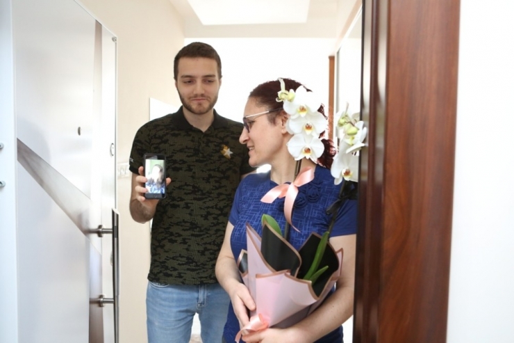 Sağlıkçı Kızdan Sağlıkçı Anneye Özel Kutlama