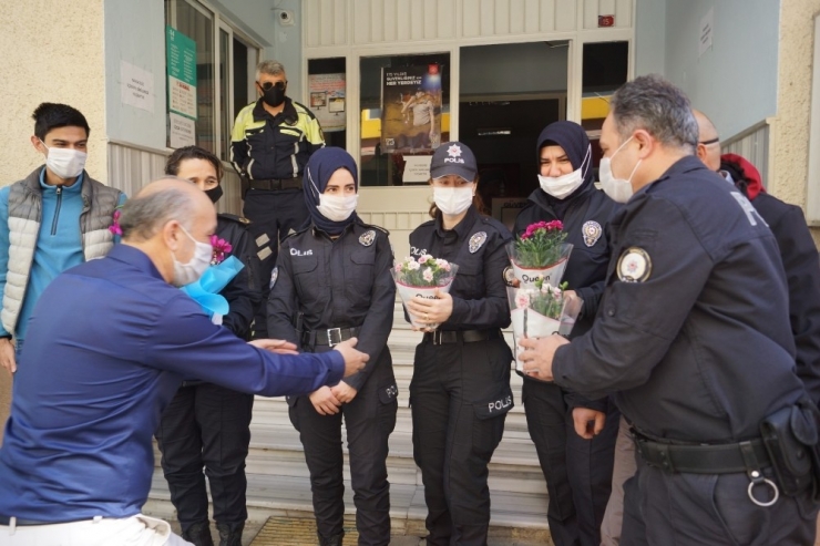 Orhangazi Emniyetinde Müdür Ve Polis Annelere Sürpriz