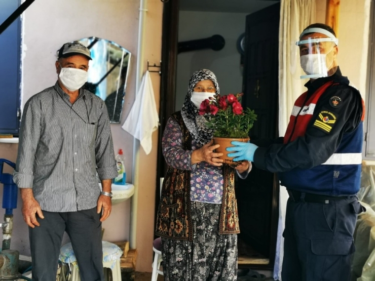 Jandarmadan Annelere Sürpriz