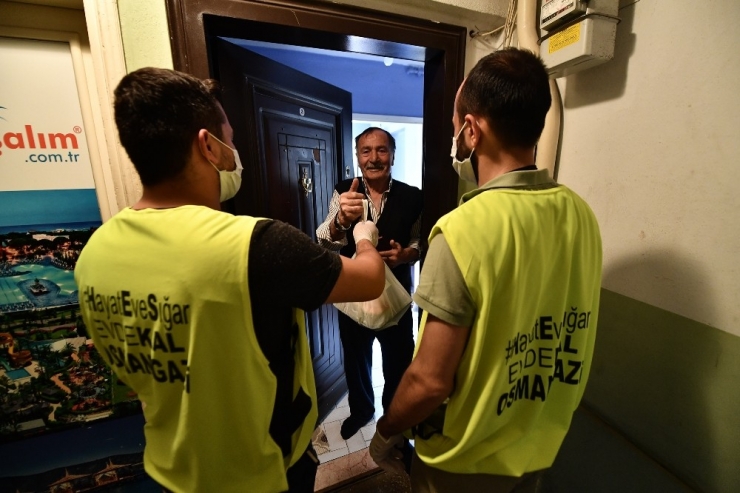 Evlerinden Çıkamayan Vatandaşlara Sıcak İftarlık