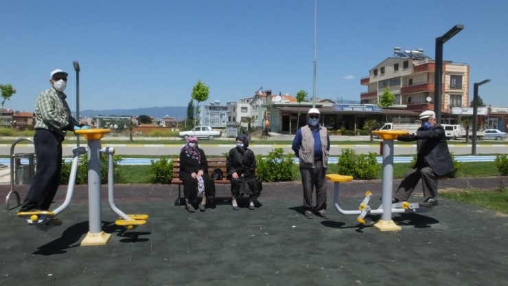 Burhaniye’de Sokaklar 65 Yaş Üstü Vatandaşlara Kaldı