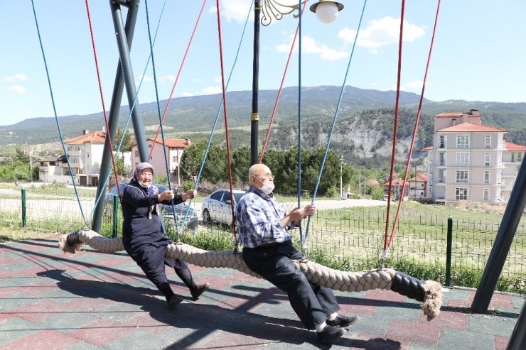 Yaşlı Karı-koca Parkta Sallanarak Eğlendi