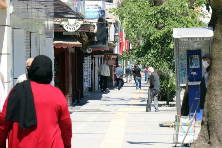 Kısıtlama Gününde Boş Cadde Ve Sokaklar Onların Oldu