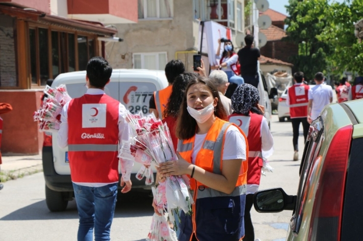 Kızılay Ve Afad İşbirliğinde Sakarya’da Annelere Karanfil Dağıtıldı