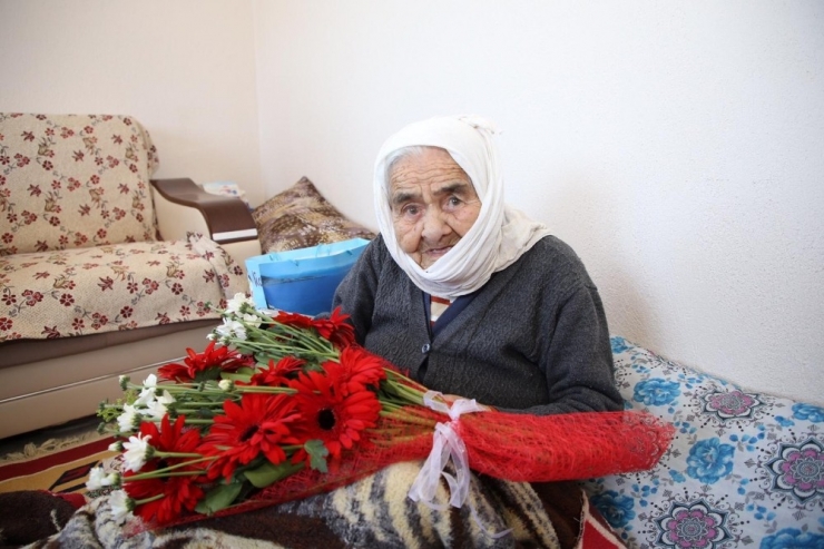 Şehit Annesi Göz Yaşlarına Hakim Olamadı