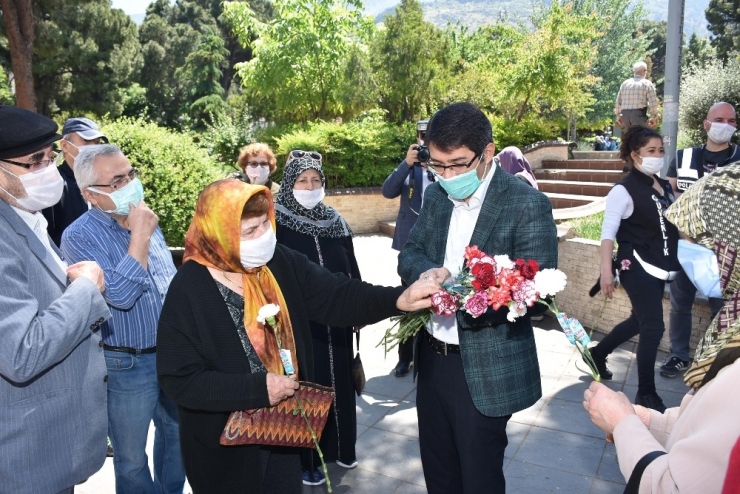 Başkan Çelik, 65 Yaş Ve Üzeri Anneleri Yalnız Bırakmadı