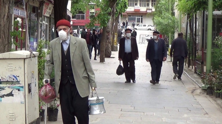 Siirt’te Kısıtlama 4 Saatliğine Kalktı, 65 Yaş Ve Üstü Vatandaşlar Caddeleri Doldurdu