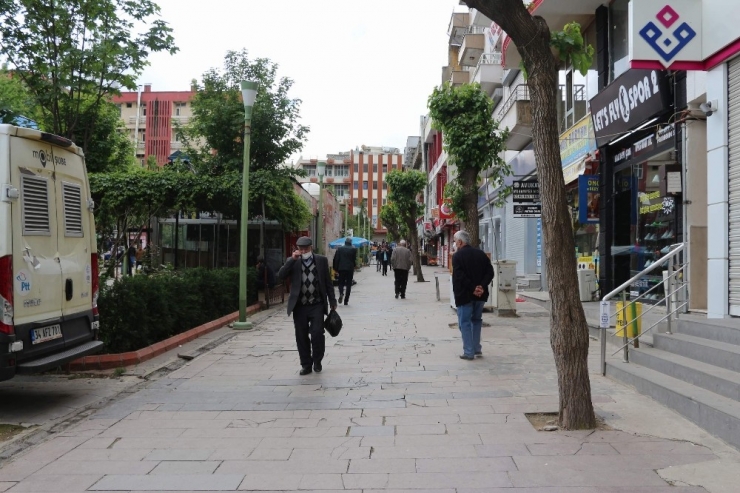 Siirt’te Kısıtlama 4 Saatliğine Kalktı, 65 Yaş Ve Üstü Vatandaşlar Caddeleri Doldurdu