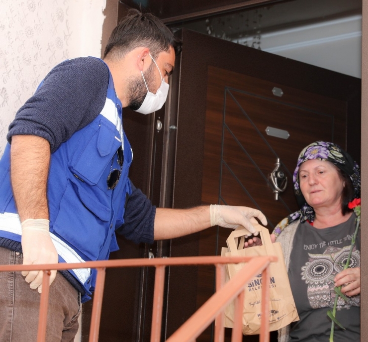 Sincan’da Şehit Annelerinin Karanfillerle Anneler Günü Kutlandı