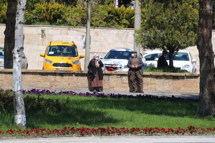 Haftalar Sonra Sokağa Çıktı: "Kafesten Çıkmış Kuş Gibiyim"