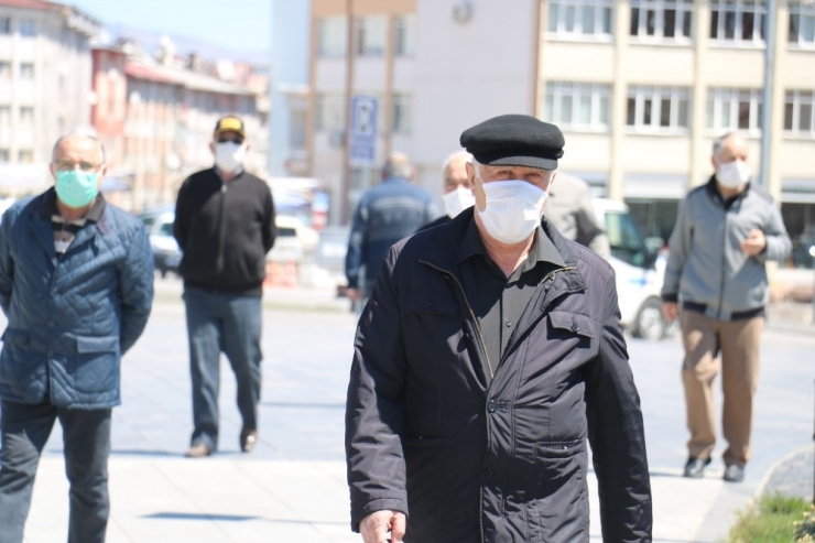 Haftalar Sonra Sokağa Çıktı: "Kafesten Çıkmış Kuş Gibiyim"