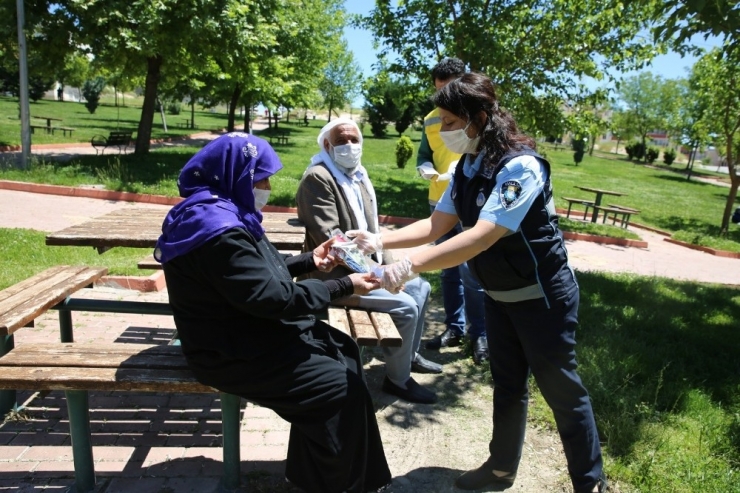 Sokağa Çıkan Annelere Gül Ve Karanfil Hediye Edildi