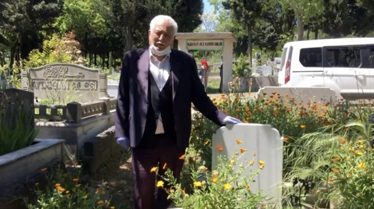 Sokağa Çıkma İzninde Annesinin Mezarını Ziyaret Etti