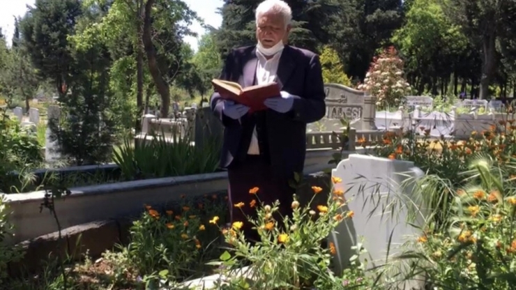 Sokağa Çıkma İzninde Annesinin Mezarını Ziyaret Etti