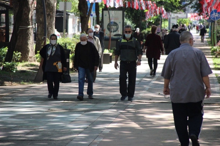 Kocaeli’de Günler Sonra Sokağa Çıkan 65 Yaş Üstü Vatandaşlar Güneşin Tadını Çıkartıyor