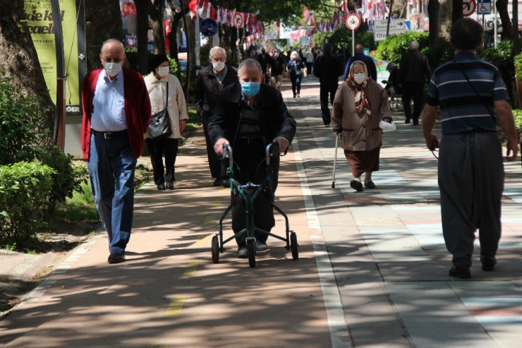 Kocaeli’de Günler Sonra Sokağa Çıkan 65 Yaş Üstü Vatandaşlar Güneşin Tadını Çıkartıyor