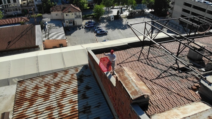 Kısıtlamada Çatıdan Uçurtma Uçurarak Çocukluğuna Geri Döndü