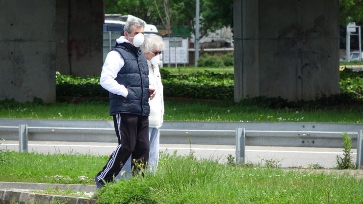 Trabzon’da 65 Yaş Ve Üstü Yaşlılar Yürüyüşün Yasak Olduğu Sahile Akın Etti