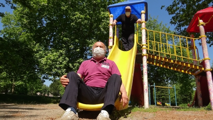 Kimisi Salıncağa Kimisi Kaydırağa...özgürlüğün Tadını Doya Doya Çıkardılar