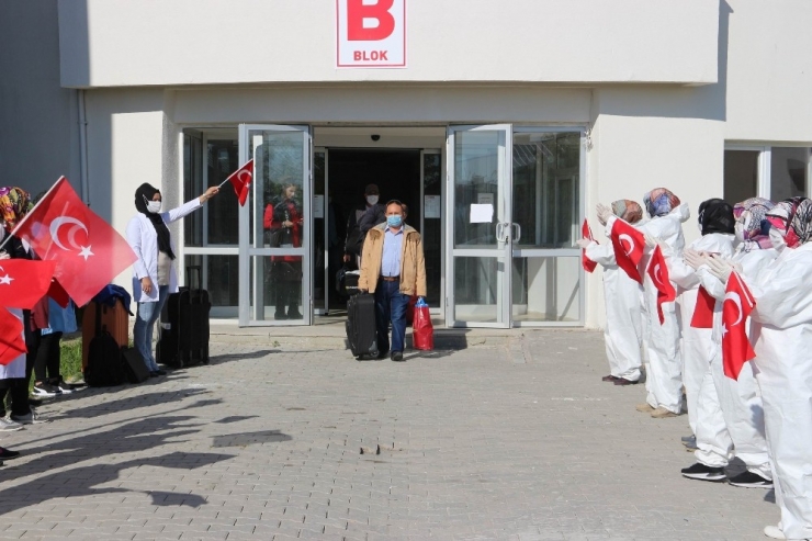 Somali Ve Cibuti’den Gelen 123 Türk Vatandaşı Memleketlerine Uğurlandı