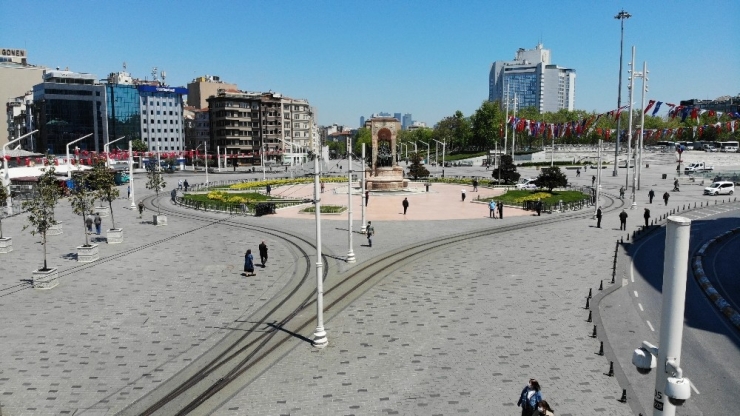 Taksim Meydanı Yaşlılara Kaldı
