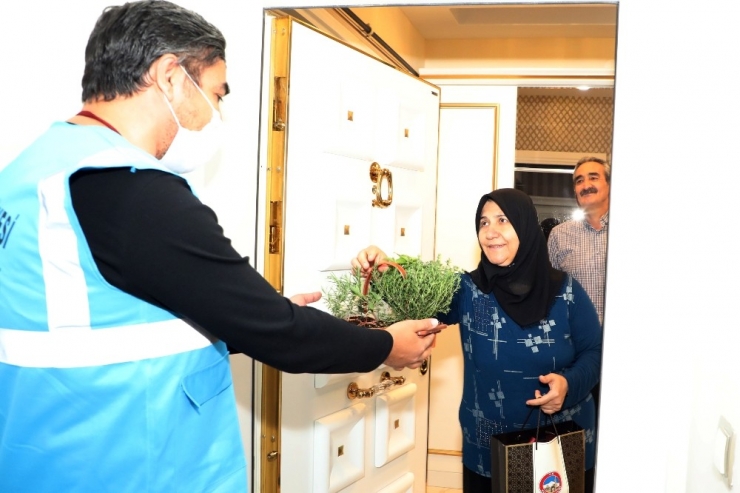 Kaymakam Güney Ve Başkan Yalçın Şehit Annelerini Unutmadı