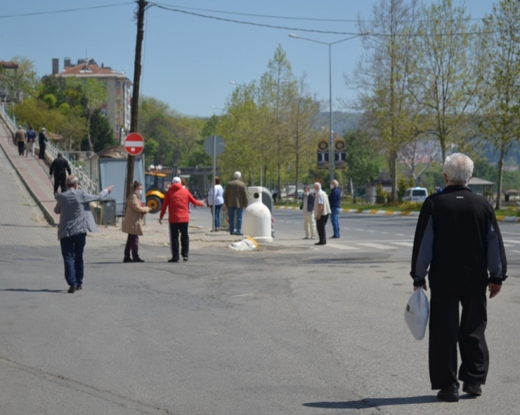 Dışarı Çıkan Yaşlılar: "Yasağa Gerek Varsa Devam Etmeli”