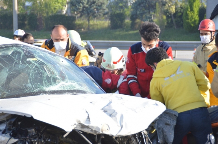 Direksiyon Hakimiyetini Kaybeden Sürücü Bariyerlere Çarparak Durabildi