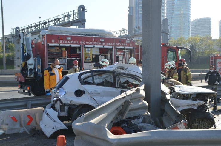 Direksiyon Hakimiyetini Kaybeden Sürücü Bariyerlere Çarparak Durabildi
