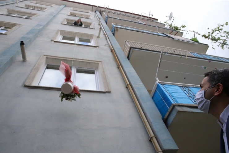 Anneler Günü Çiçeğini Balkondan Uzattığı Sepetle Aldı