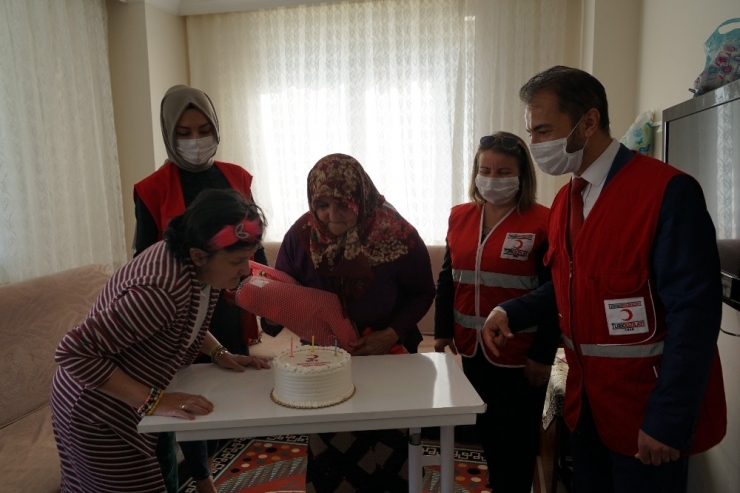 İki Ay Sonra Dışarı Çıktı, İlk İş Olarak Engelli Kızı Ve Eşine Bayramlık Aldı