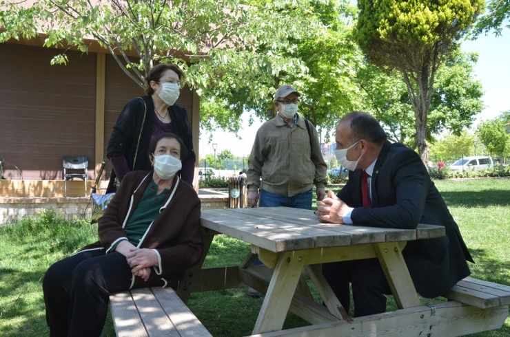 Belediye Başkanı Yaşlı Kadını Makam Aracıyla Gezdirdi
